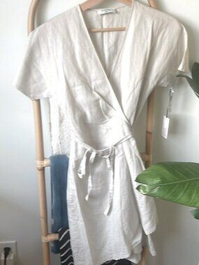 Aritzia Babaton Wallace Linen Wrap Dress Matte Pearl Size Small